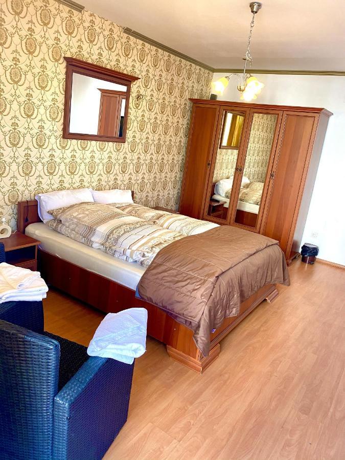 Guest With Living Room, Dining And Kitchen Next To Center Апартамент *