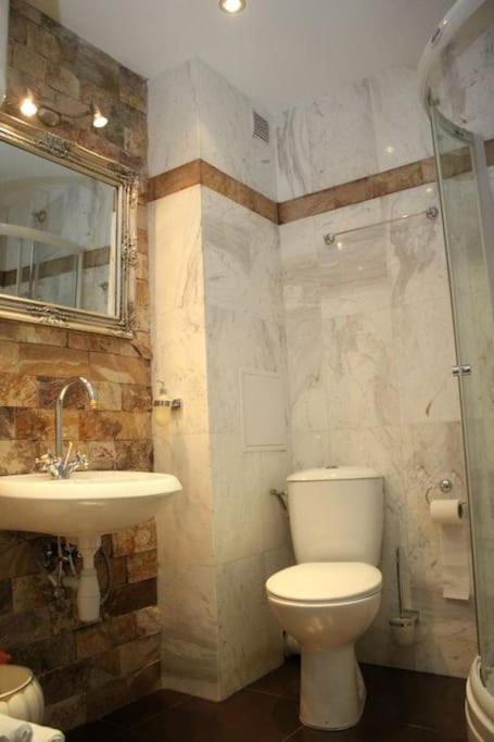 Guest With Living Room, Dining And Kitchen Next To Center Daire *