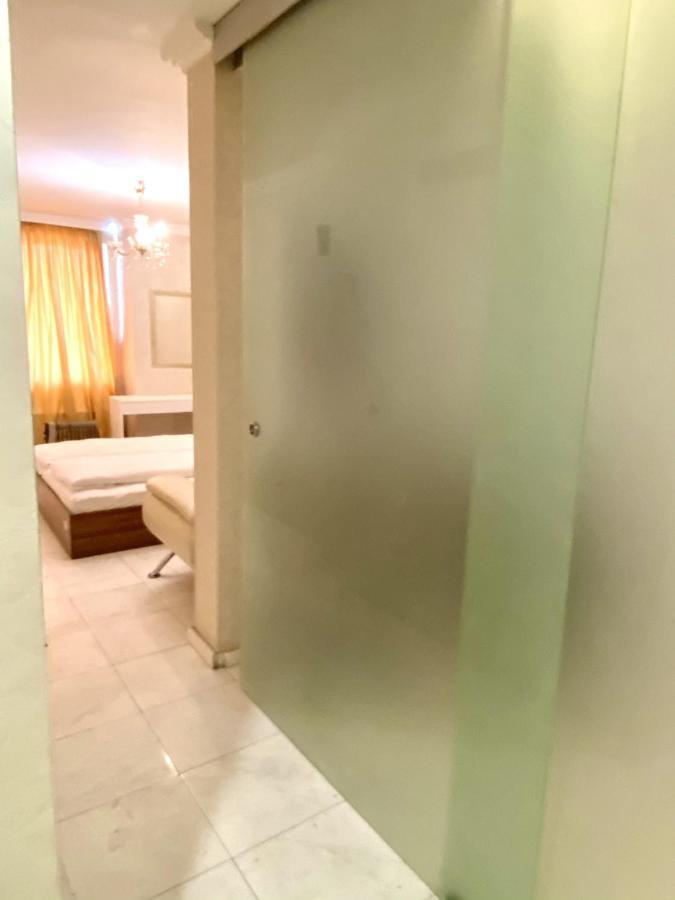 Guest With Living Room, Dining And Kitchen Next To Center Daire