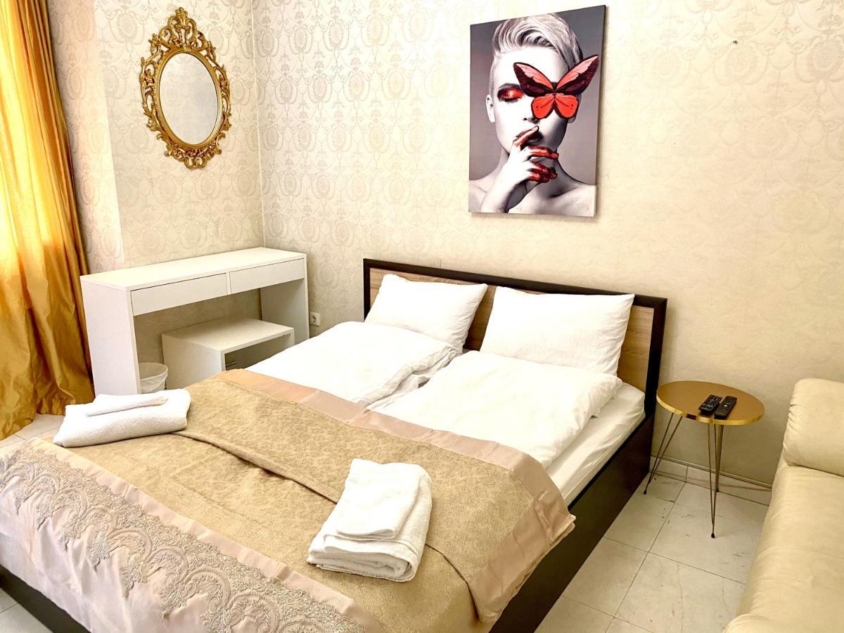 Guest With Living Room, Dining And Kitchen Next To Center Daire
