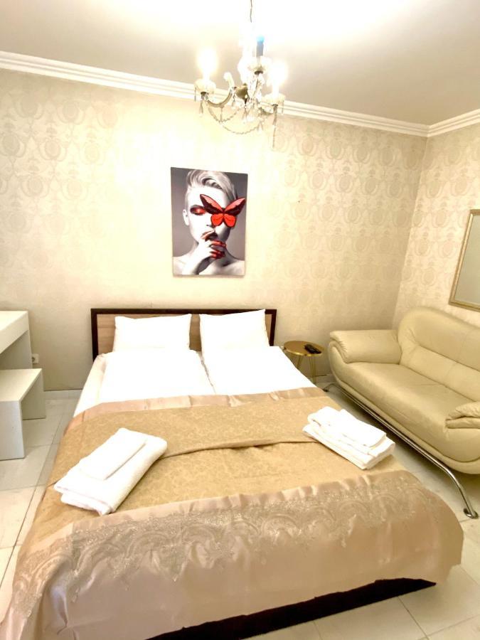 Guest With Living Room, Dining And Kitchen Next To Center Daire *