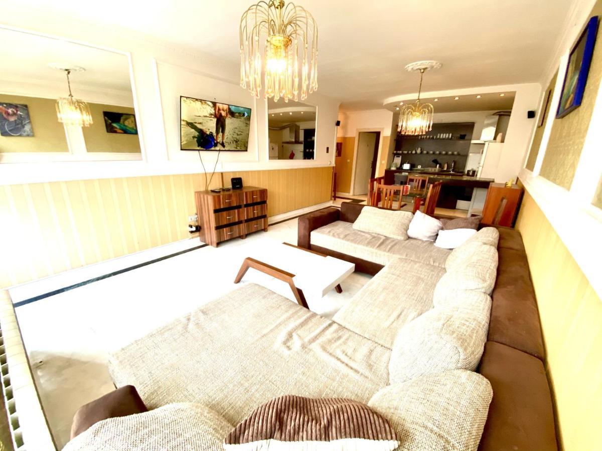 Daire Guest With Living Room, Dining And Kitchen Next To Center *