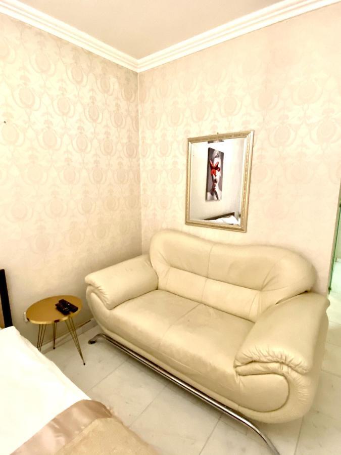 Guest With Living Room, Dining And Kitchen Next To Center Daire